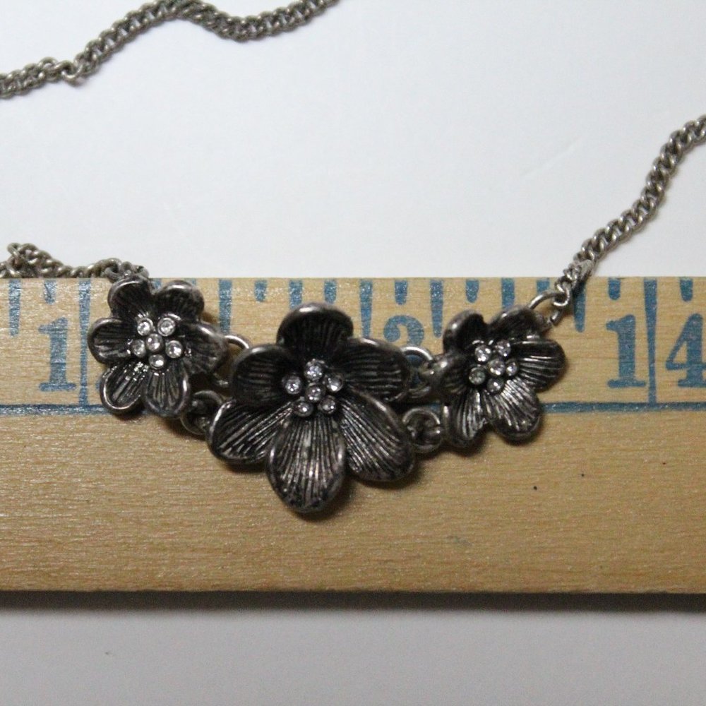 Marked Fossil 3 Flower Lobster Clasp Silvertone Fashion Chain Necklace - Picture 7 of 11